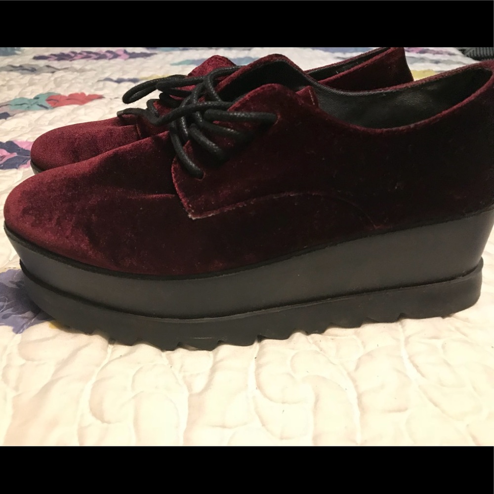 Adorable Steve Madden velvet sneakers/shoes
